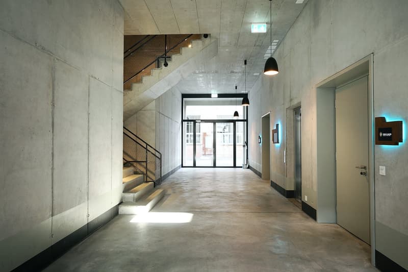 Espace de bureau représentatif avec ambiance loft et équipement moderne (10)