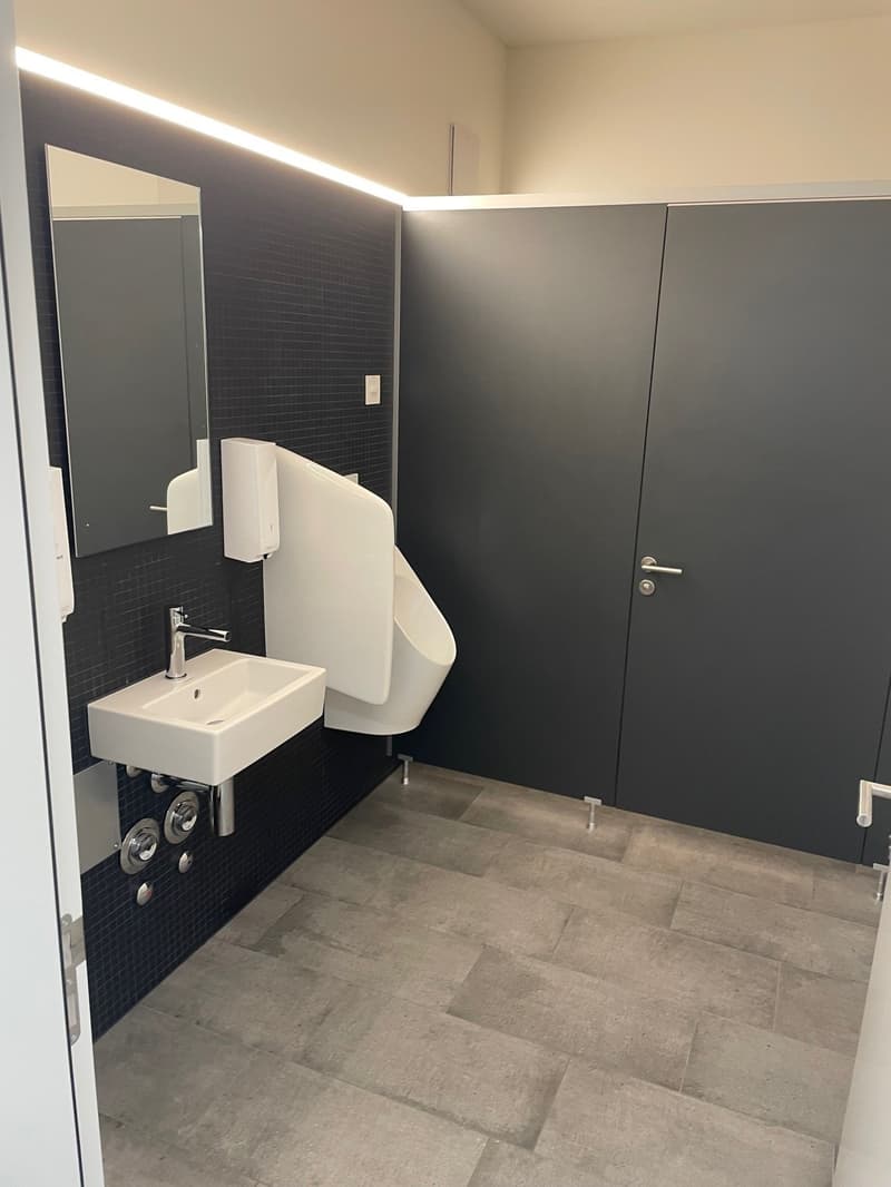 Espace de bureau représentatif avec ambiance loft et équipement moderne (9)