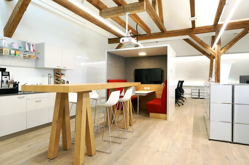 Espace de bureau représentatif avec ambiance loft et équipement moderne (7)