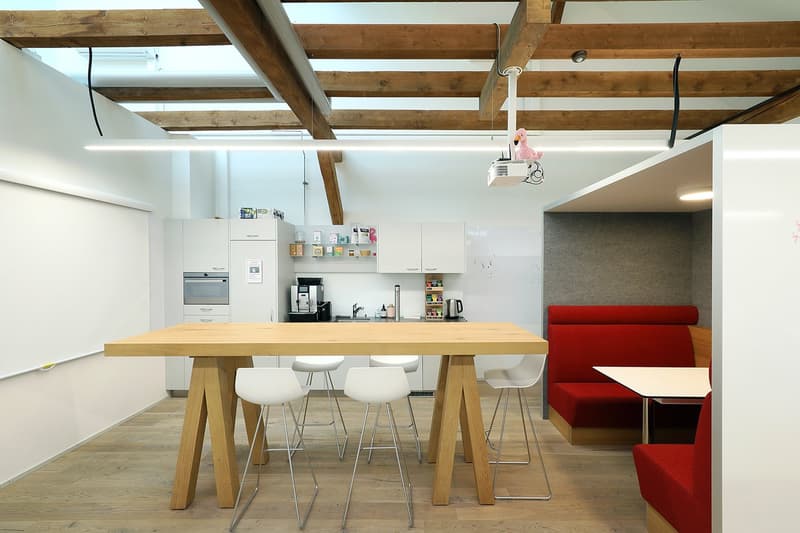 Espace de bureau représentatif avec ambiance loft et équipement moderne (6)
