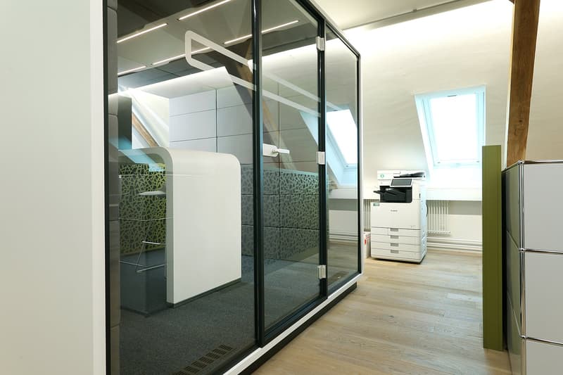 Espace de bureau représentatif avec ambiance loft et équipement moderne (5)