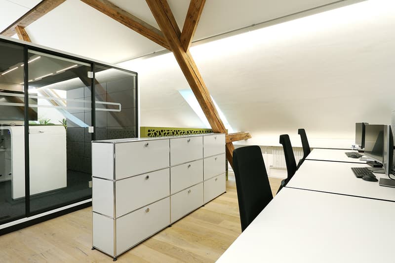 Espace de bureau représentatif avec ambiance loft et équipement moderne (4)