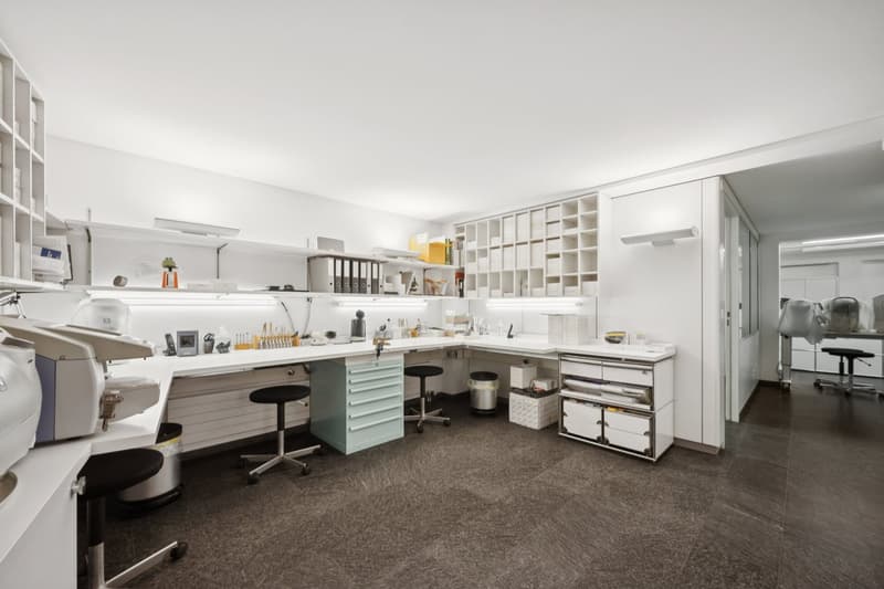 Espace commercial polyvalent avec bureau et stockage dans un excellent emplacement (11)