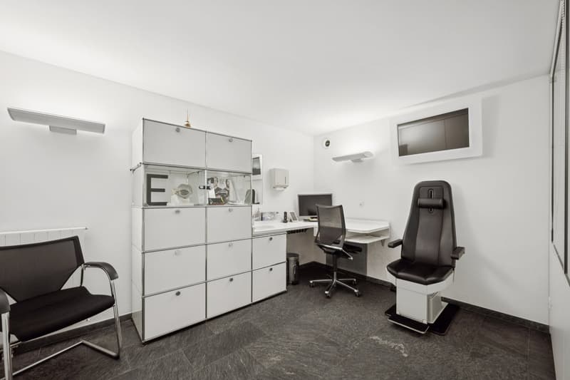 Your new business location with showcase effect (13)