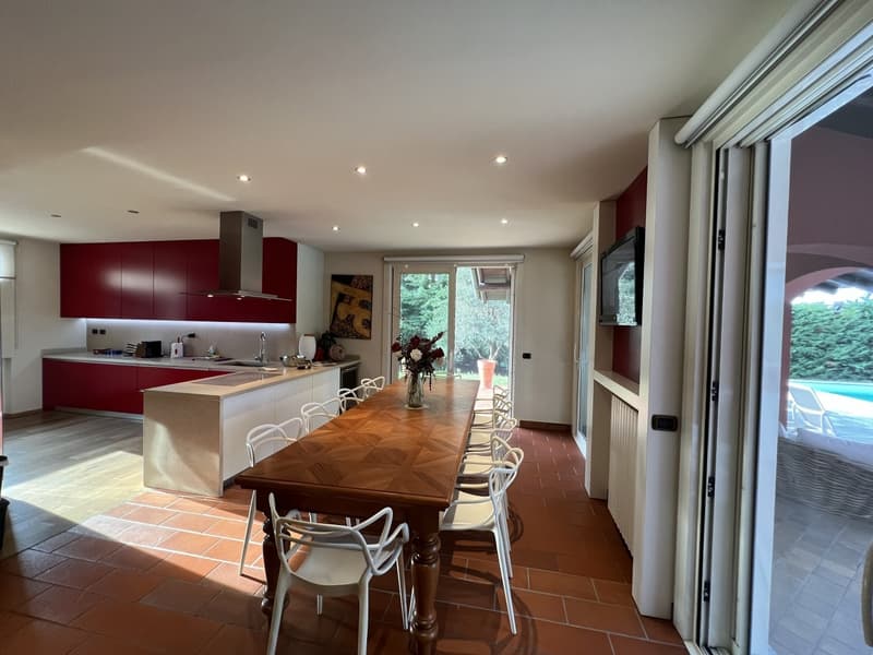 Villa prestigieuse avec grand jardin et piscine (5)
