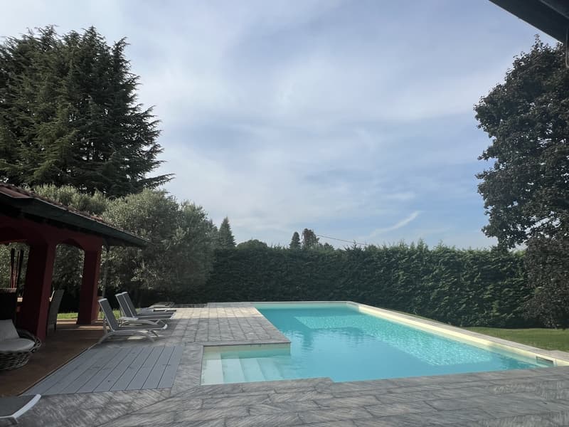 Villa prestigieuse avec grand jardin et piscine (3)