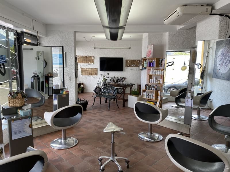 Local commercial au rez-de-chaussée avec vitrines (4)