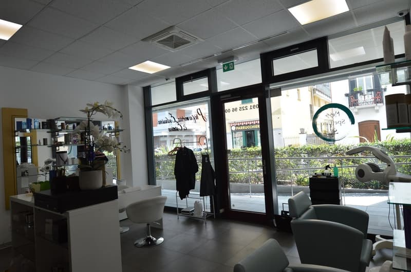 Interesting commercial property on the ground floor with shop windows (3)