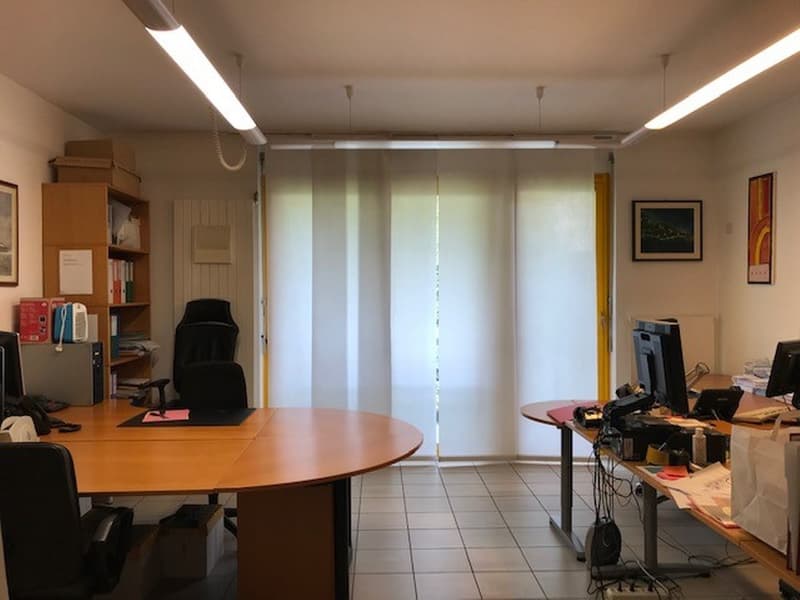 Bureau spacieux à l'étage du grenier avec vue ouverte (5)