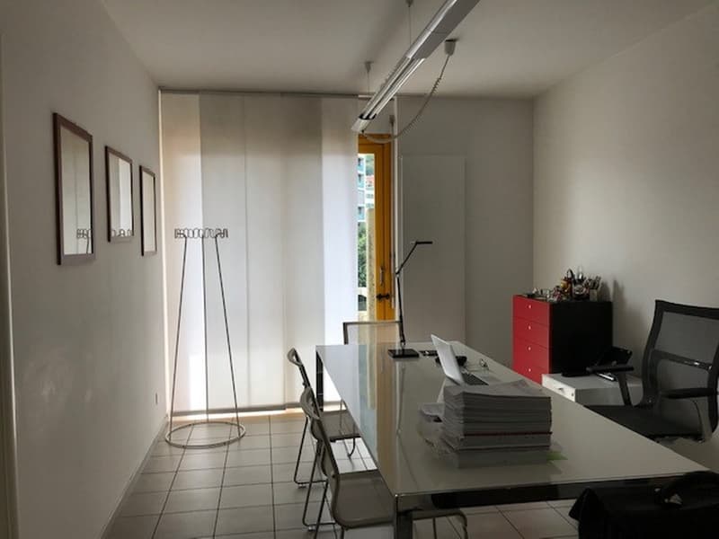 Bureau spacieux à l'étage du grenier avec vue ouverte (3)