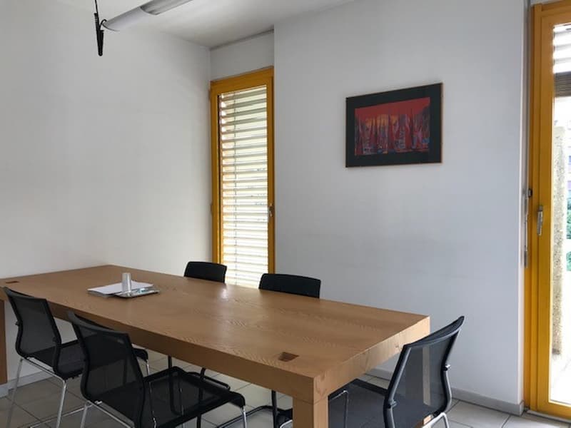 Bureau spacieux à l'étage du grenier avec vue ouverte (2)
