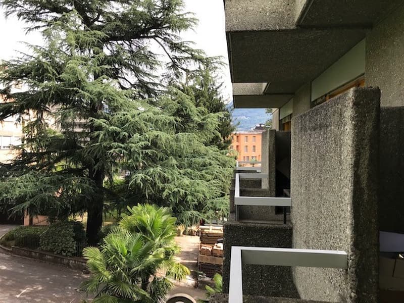 Bureau spacieux à l'étage du grenier avec vue ouverte (4)