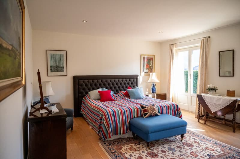 Important villa surrounded by a large park with lake view (11)