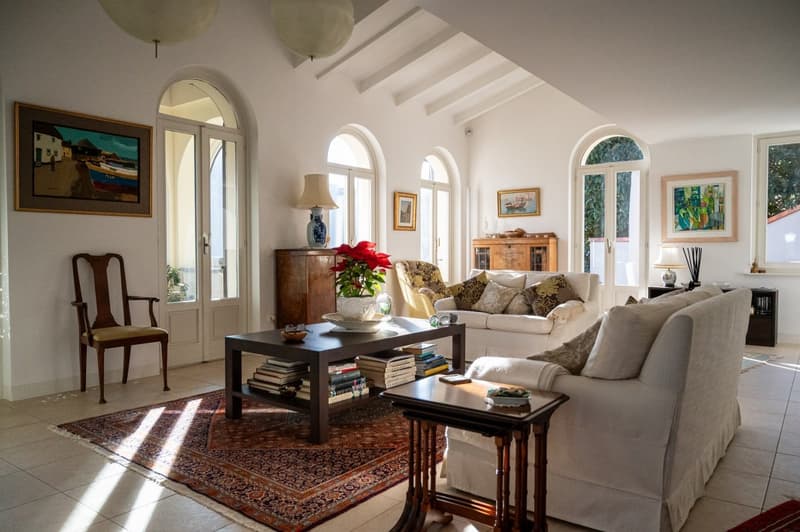 Important villa surrounded by a large park with lake view (5)