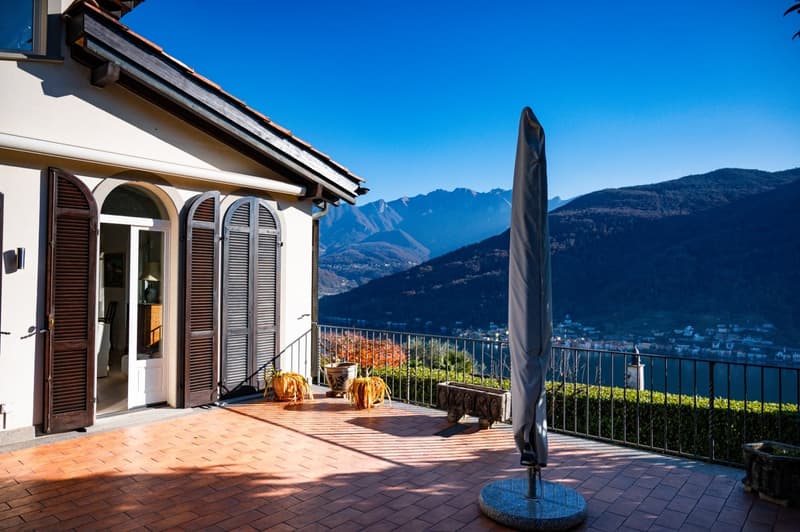 Important villa surrounded by a large park with lake view (7)