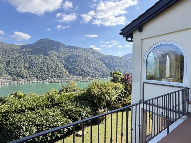 IMPORTANTE VILLA CIRCONDATA DA GRANDE PARCO CON VISTA LAGO (2)
