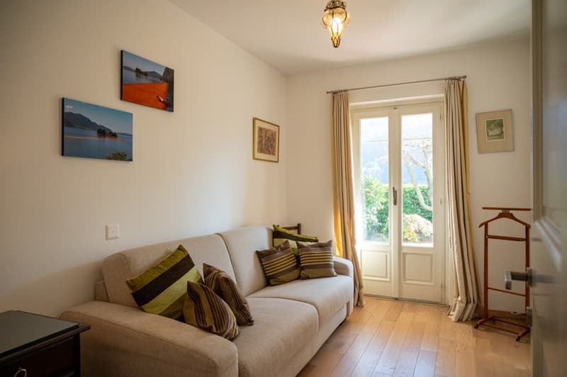 Important villa surrounded by a large park with lake view (12)