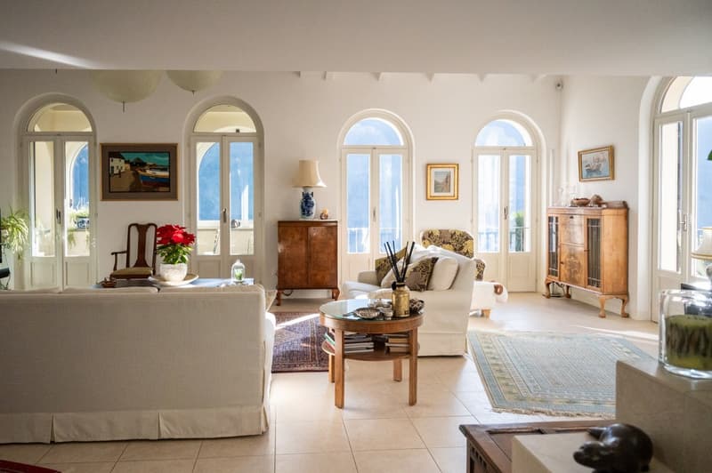 Important villa surrounded by a large park with lake view (4)