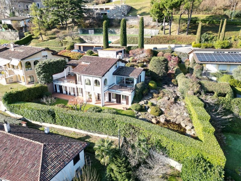 Important villa surrounded by a large park with lake view (2)