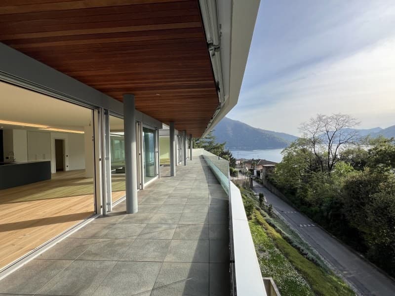 Fabulous attic with beautiful covered terrace and enchanting panoramic view of the lake (9)