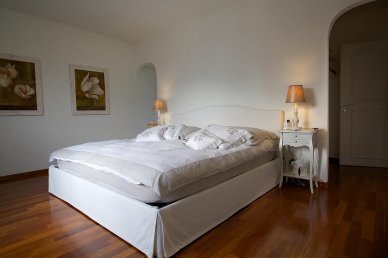 LUSSUOSA VILLA CON PISCINA INTERNA E INCANTEVOLE VISTA LAGO (13)