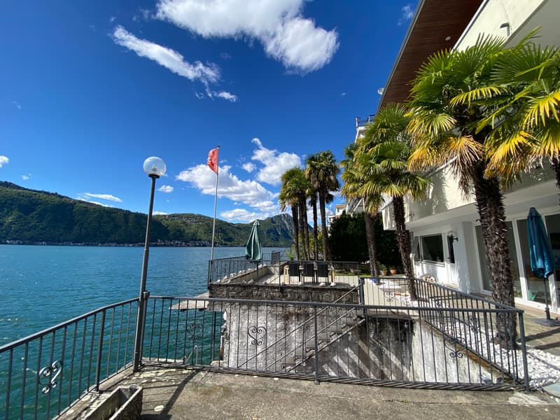 PRESTIGIOSA VILLA SULLE SPONDE DEL LAGO, CON DARSENE PRIVATE (2)