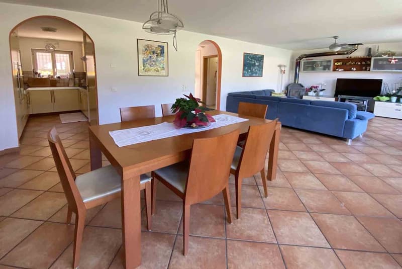 VILLA BIFAMILIARE CON GRANDE GIARDINO (4)