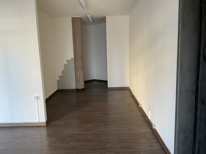 Local Commercial - Magasin avec Vitres (5)