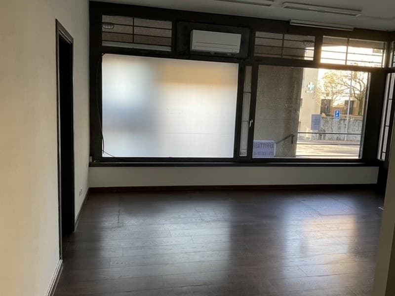 Local Commercial - Magasin avec Vitres (3)