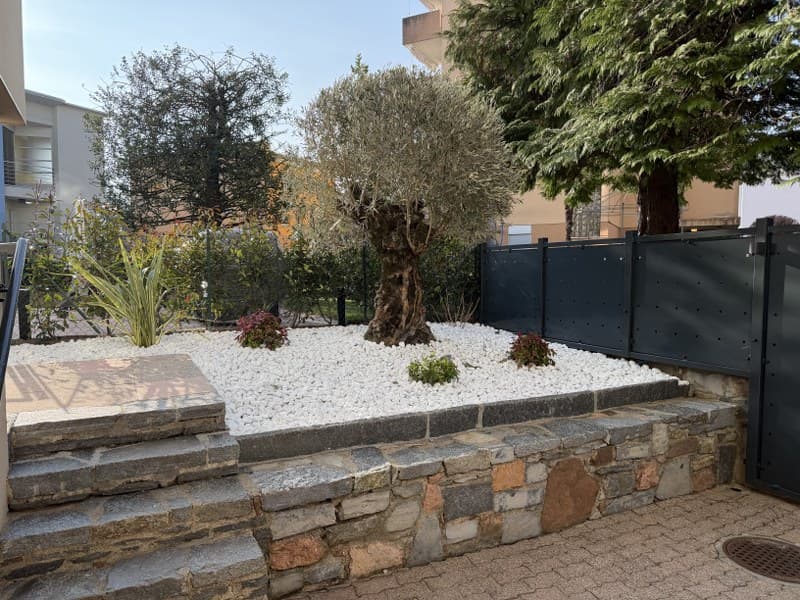 STUDIO IN ELEGANTLY RENOVATED BUILDING (2)