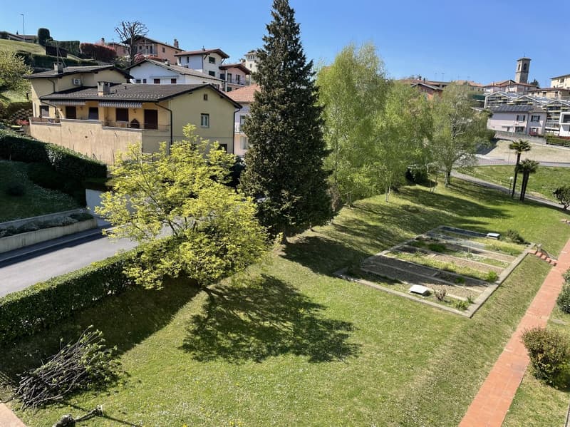 BRIGHT 4.5-ROOM DUPLEX WITH BALCONIES AND OPEN VIEW OF THE SURROUNDING HILLS. (9)