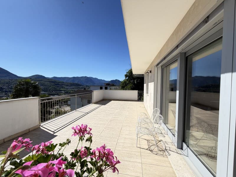 Villa avec des pièces lumineuses et une magnifique terrasse panoramique (1)