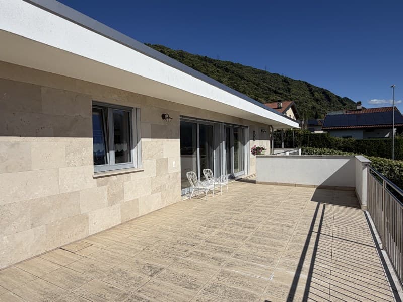 Villa avec des pièces lumineuses et une magnifique terrasse panoramique (4)