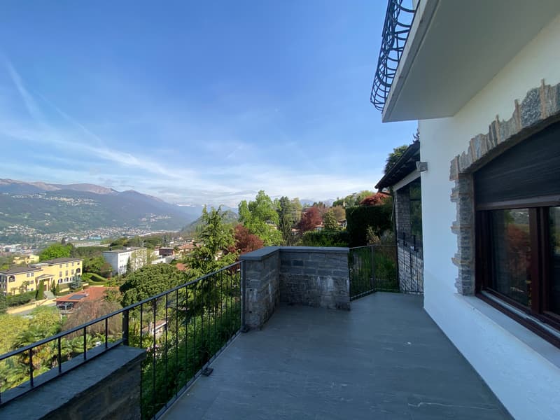 ELEGANTE CASA CON VISTA LAGO NEL CUORE DELLA COLLINA D'ORO (12)