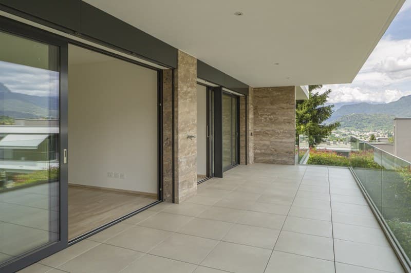 APPARTAMENTO 3.5 LOCALI CON GRANDE TERRAZZA E VISTA APERTA SULLE MONTAGNE (12)