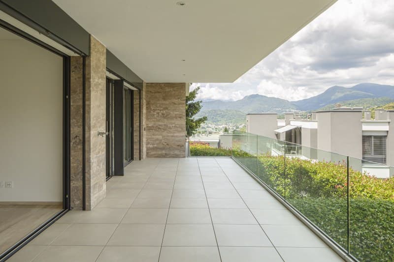 APPARTAMENTO 3.5 LOCALI CON GRANDE TERRAZZA E VISTA APERTA SULLE MONTAGNE (7)