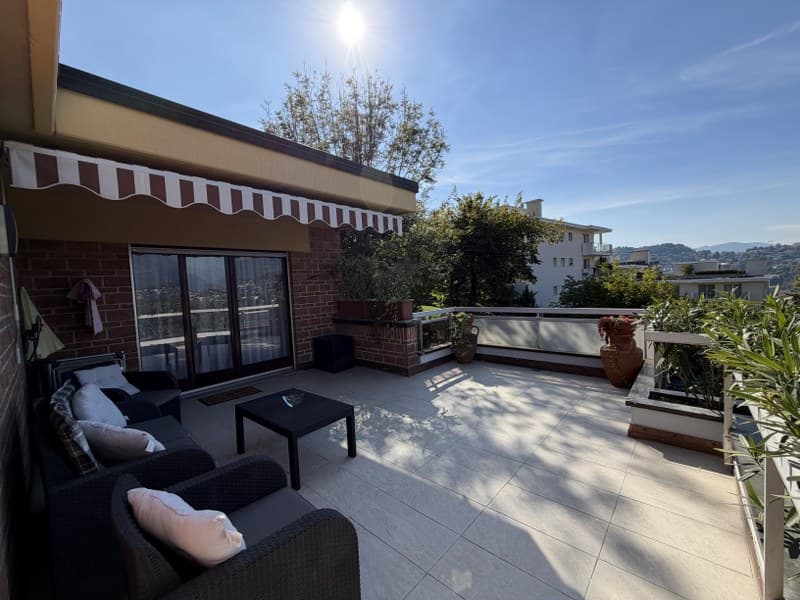 ELEGANTE ATTICO CON TERRAZZA PANORAMICA E VISTA LAGO (3)