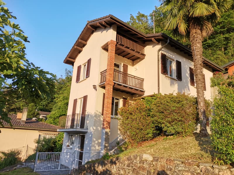 ACCOGLIENTE CASA TICINESE CON GIARDINO E VISTA SUL LAGO DI LUGANO (1)