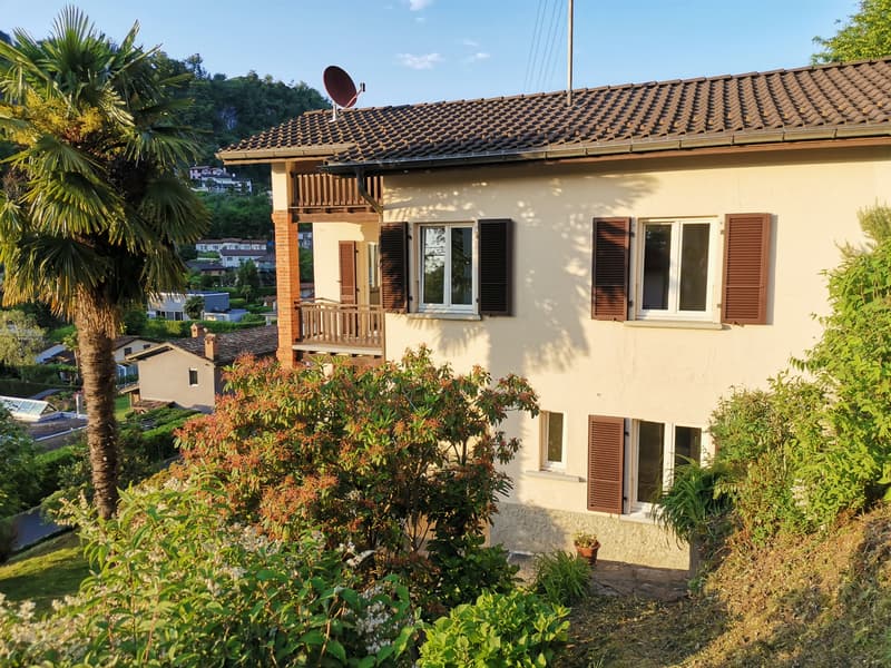 ACCOGLIENTE CASA TICINESE CON GIARDINO E VISTA SUL LAGO DI LUGANO (3)