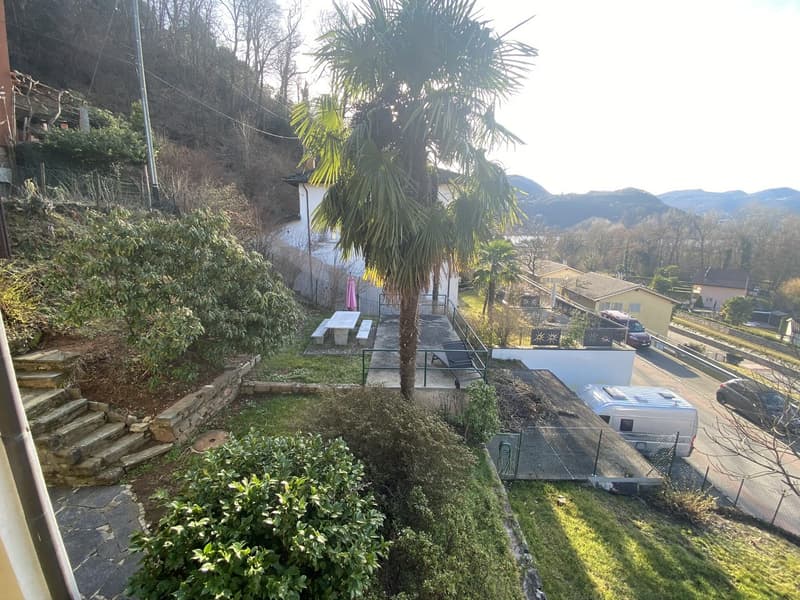ACCOGLIENTE CASA TICINESE CON GIARDINO E VISTA SUL LAGO DI LUGANO (12)