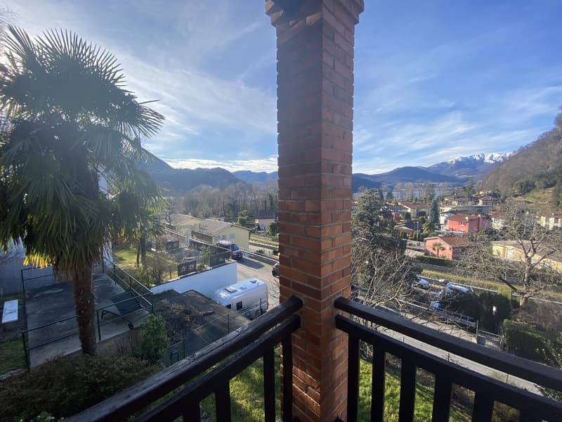 ACCOGLIENTE CASA TICINESE CON GIARDINO E VISTA SUL LAGO DI LUGANO (7)