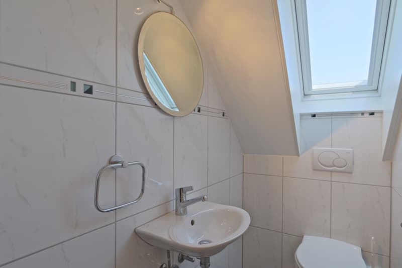 Praktisches Tageslicht-WC im Dachgeschoss