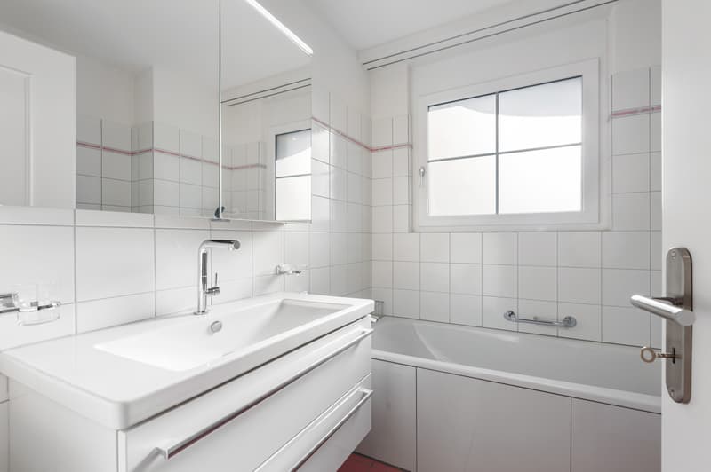 Helles Badezimmer mit zeitloser Gestaltung und angenehmem Ambiente