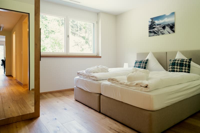 Hochwertig ausgestattetes Schlafzimmer mit viel Tageslicht