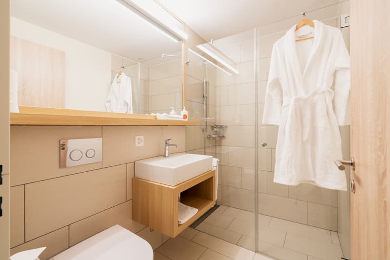 Zeitgemässes Badezimmer für anspruchsvolle Feriengäste