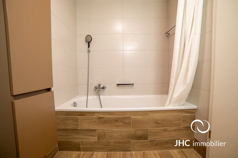 Modern 3.5-room apartment with balcony and two parking spaces in the heart of Vouvry (10)
