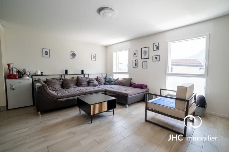 Modern 3.5-room apartment with balcony and two parking spaces in the heart of Vouvry (2)