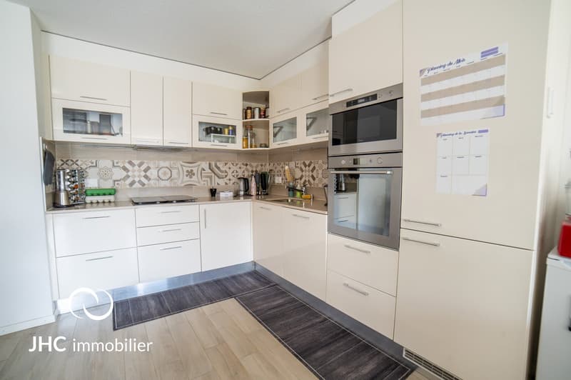 Modern 3.5-room apartment with balcony and two parking spaces in the heart of Vouvry (4)