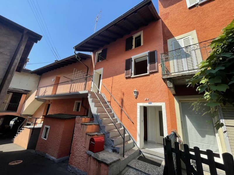 Vendesi casa unifamiliare di 3.5 locali su 3 piani a Solduno (1)