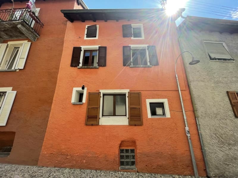 Vendesi casa unifamiliare di 3.5 locali su 3 piani a Solduno (2)